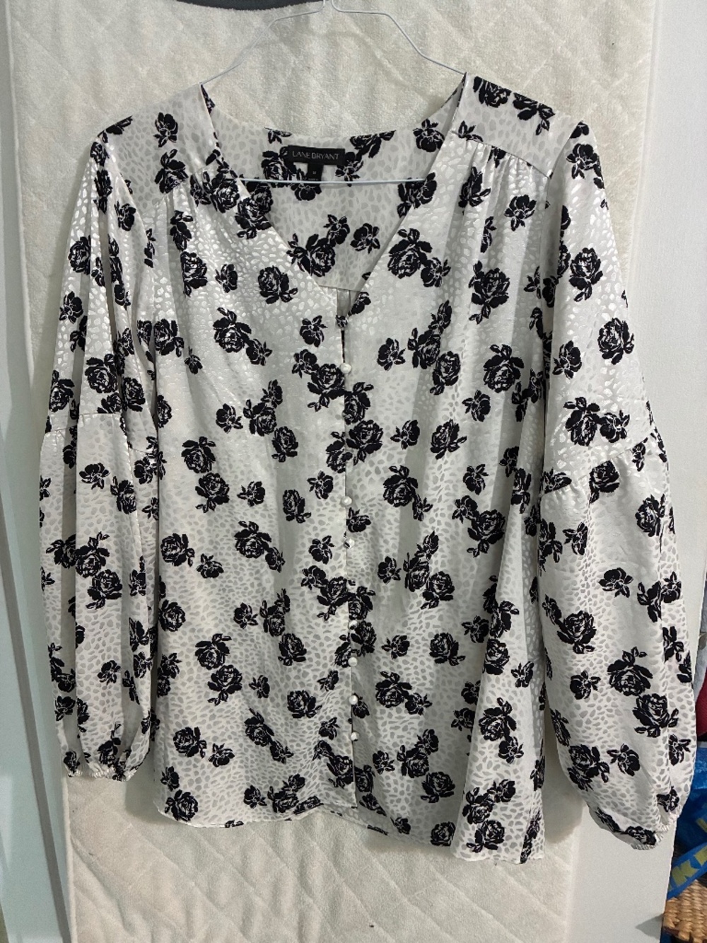 Lane Bryant Back and white Floral Long sleeve Poly women's Blouse Size 16